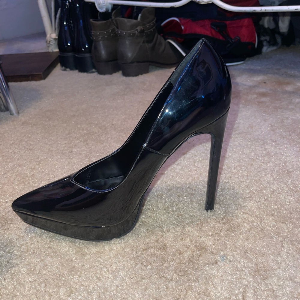 These are black pumps from Lulu’s. They are a size nine, but run large.
